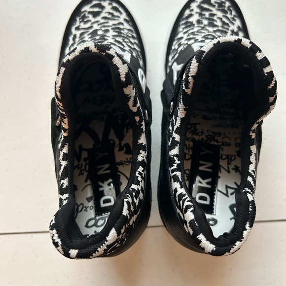 DKNY women’s Size 6.5 - Picture 2 of 3